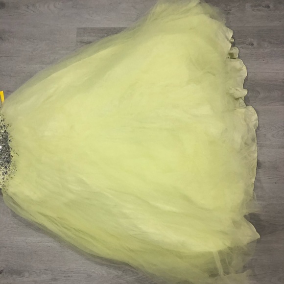 Pale yellow Prom/Formal princess dress - Picture 10 of 11